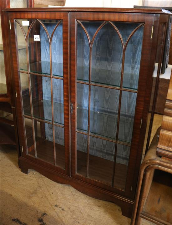 Mahogany display cabinet(-)